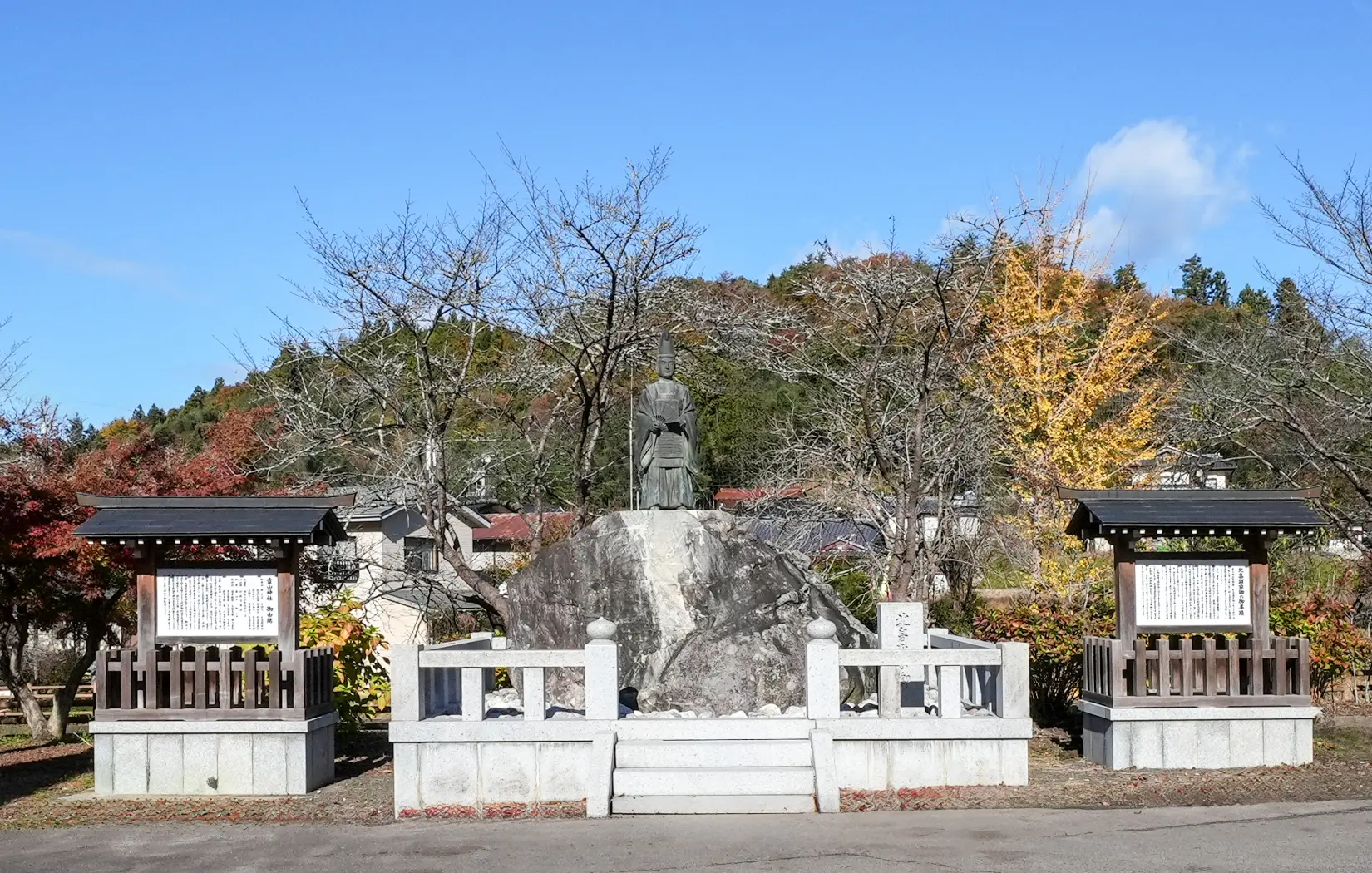 ①大鳥居脇北畠顕家公銅像